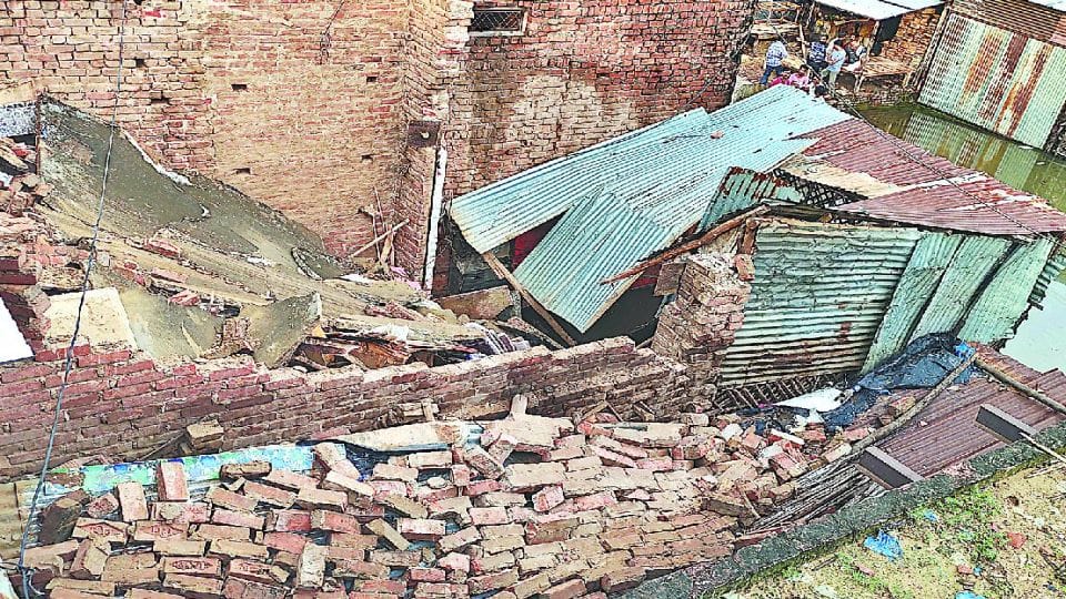 Five people died so far due to the house collapse during the rain in Firozabad