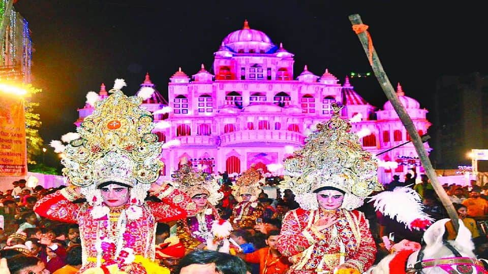 Janakpuri mahotsav 2022  huge crowd gathered for the darshan of Sita Ram in Janakpuri mahotsav Agra