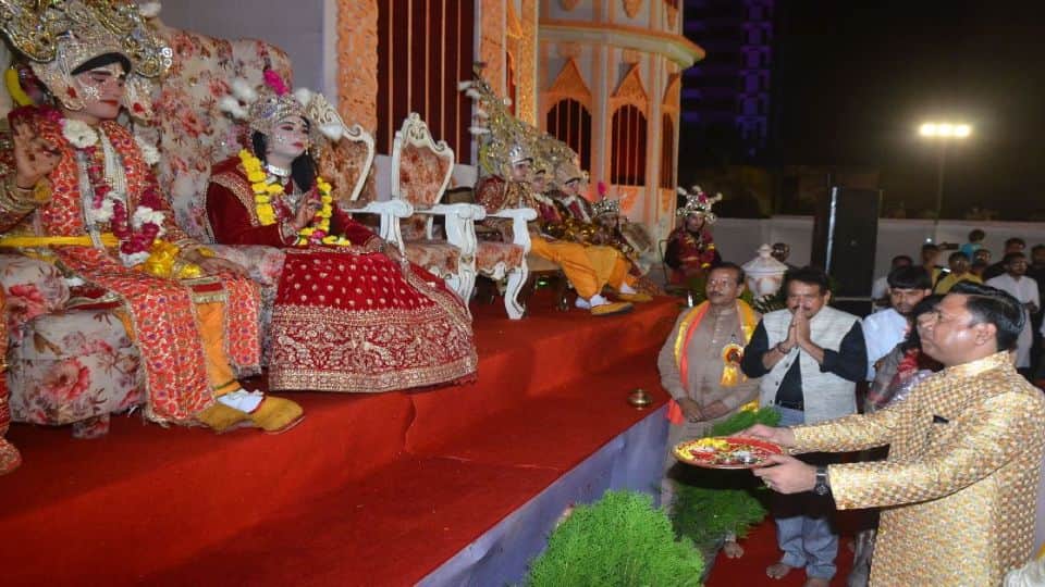 Janakpuri mahotsav 2022  huge crowd gathered for the darshan of Sita Ram in Janakpuri mahotsav Agra