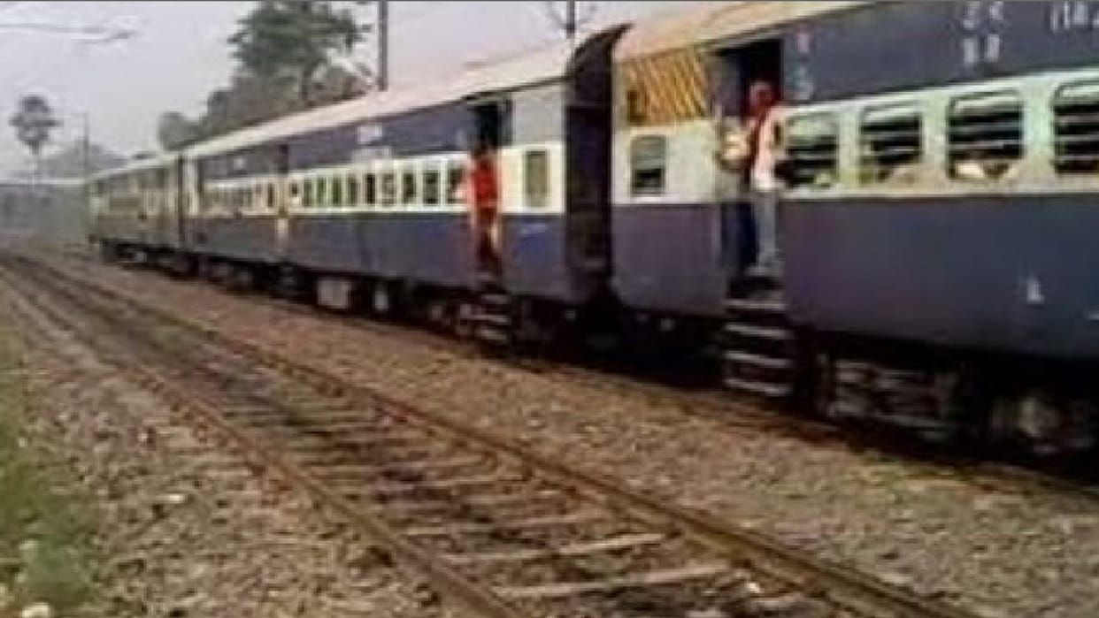 Engine of Mahananda Express failed train stood in darkness for two hours