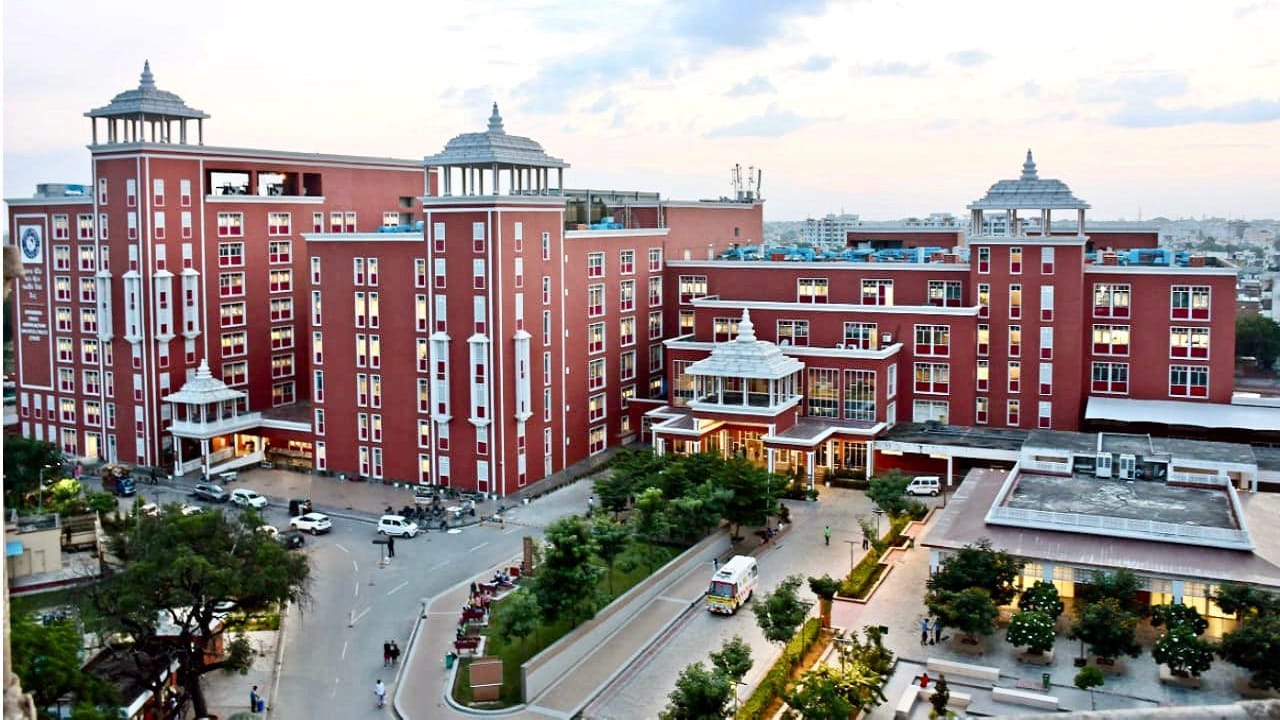 30 kg tumor removed from stomach of 55 years old patient in cancer hospital varanasi