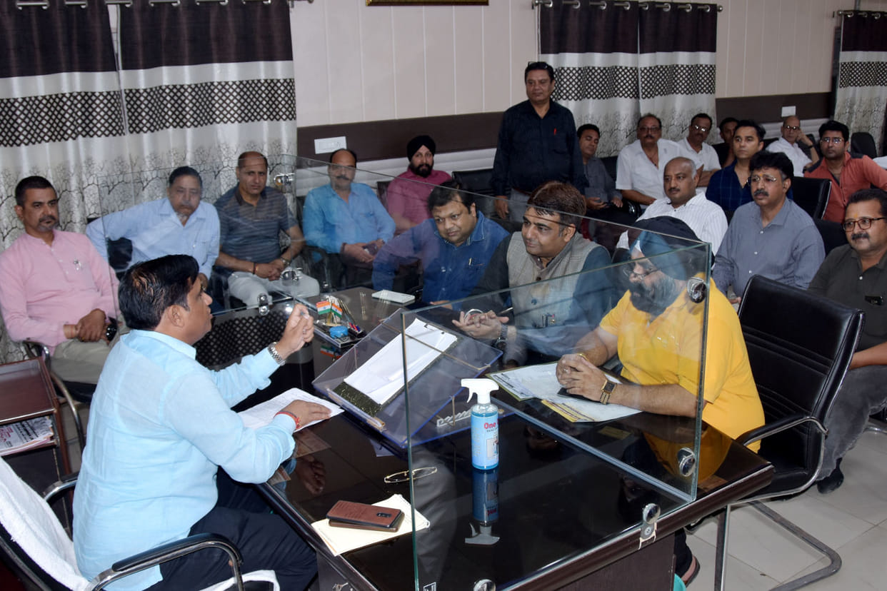 Traders submitted memorandum to the mayor