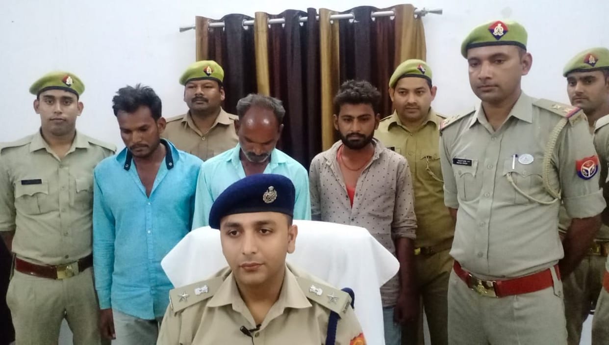Three arrested for selling dummy mobile phone with fake bill