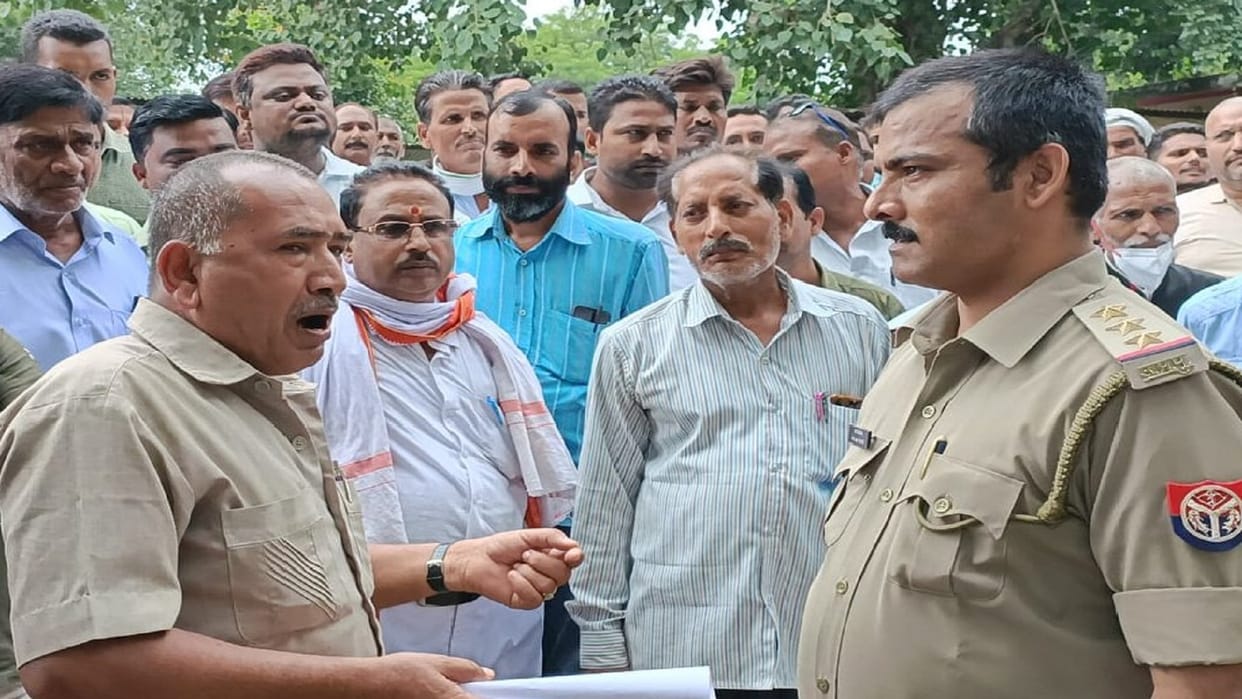 After a dispute in the restaurant, the advocate was beaten up by the policemen