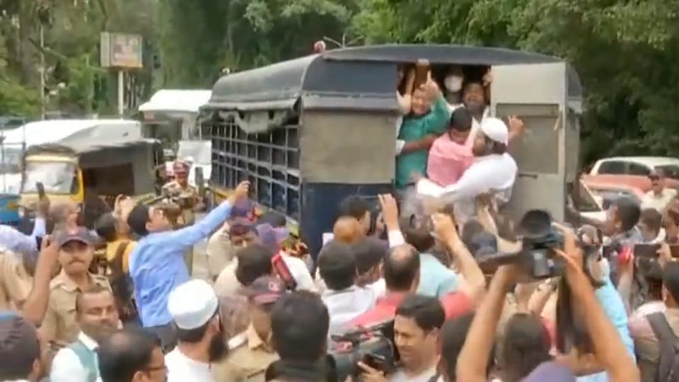 Pakistan Zindabad slogans BY PFI were heard outside the District Collector office yesterday