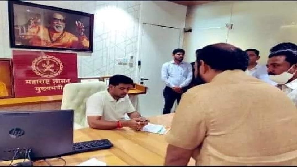 Shindes son Shrikant became CM! Priyanka Chaturvedi took a jibe