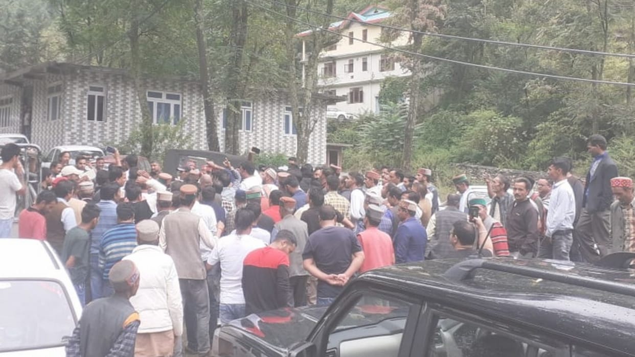 kullu news: aditya vikram singh supporters creates rucks in front of congress chunav prabhari