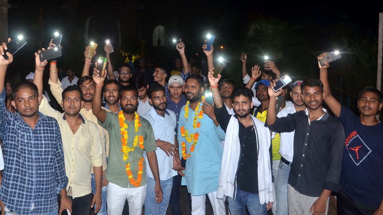 Allahabad University Hundreds of students came out on the road by lighting the mobile flash light