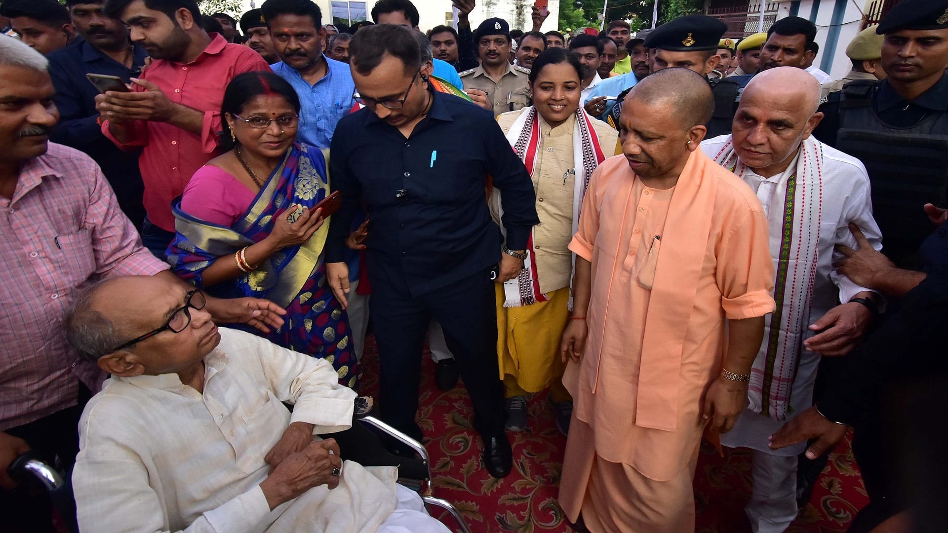 CM Yogi reached Prayagraj, paid tribute to the father of MP Vinod Sonkar