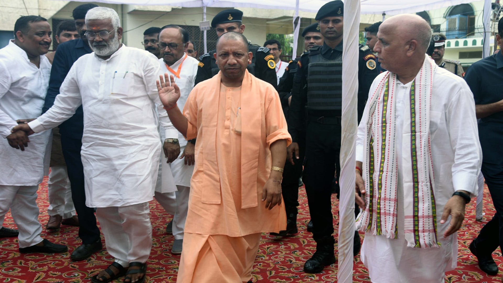 CM Yogi reached Prayagraj, paid tribute to the father of MP Vinod Sonkar