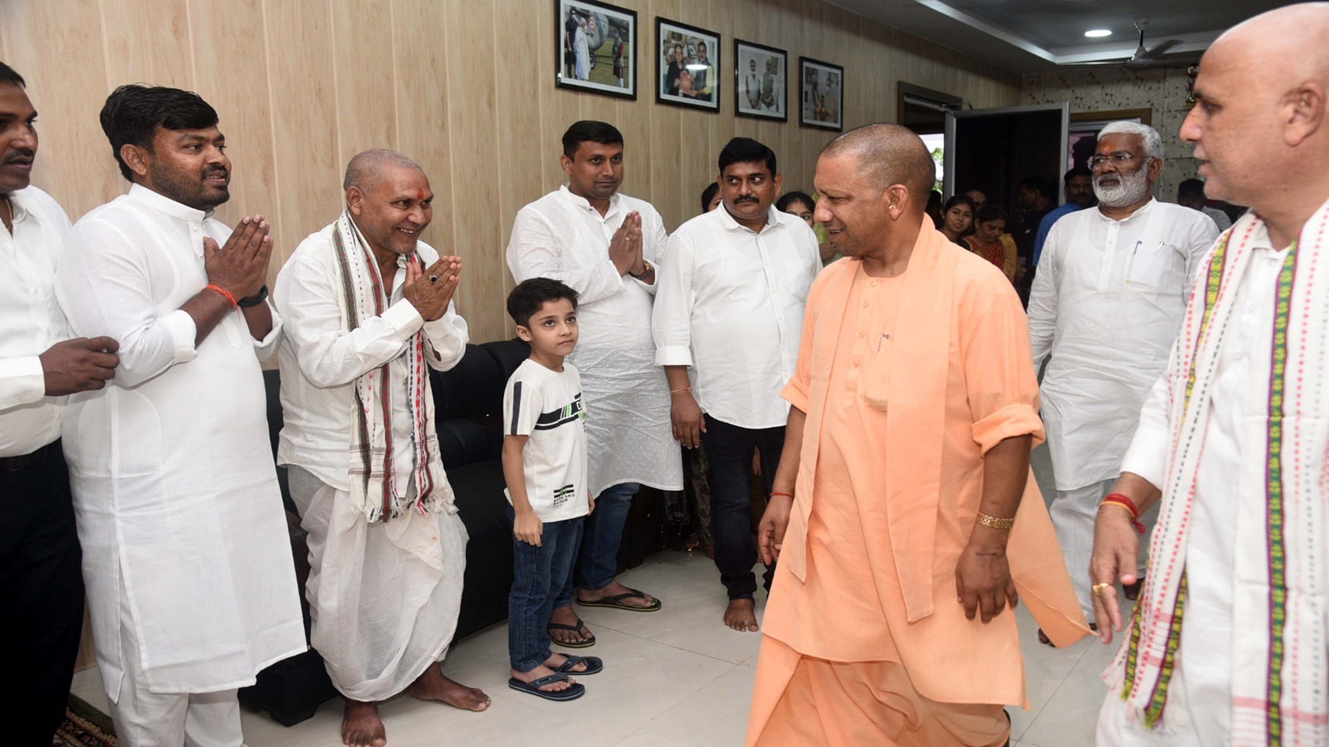 CM Yogi reached Prayagraj, paid tribute to the father of MP Vinod Sonkar