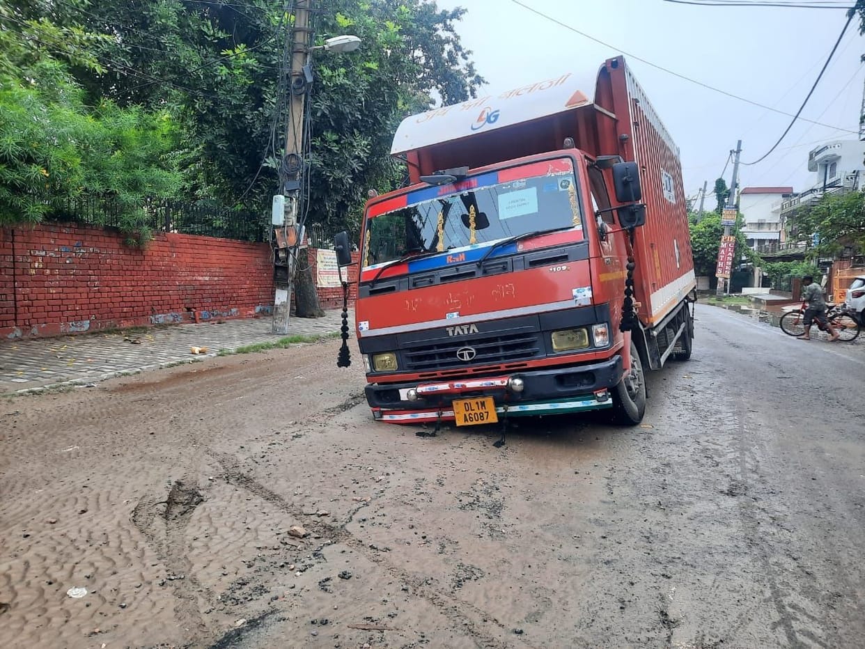 After Friday night, due to heavy rain on Saturday evening, water filled the streets of the city, many vehicles were stranded.