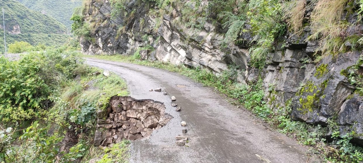 sirmaur news 23 roads were closed in sirmaur due to rain