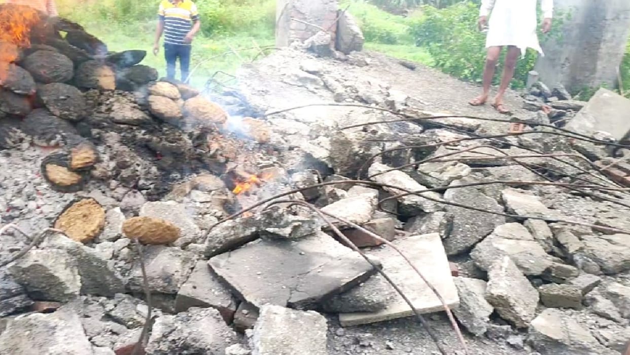 The linter of the funeral site fell while performing the last rites of the woman.