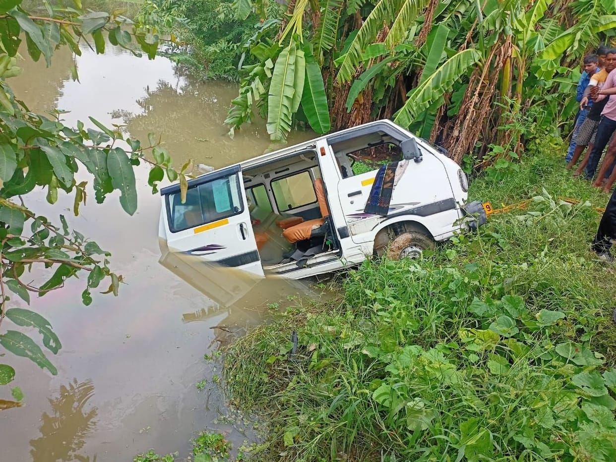Kanpur Dehat : Speeding van fell into the pond, villagers saved three people