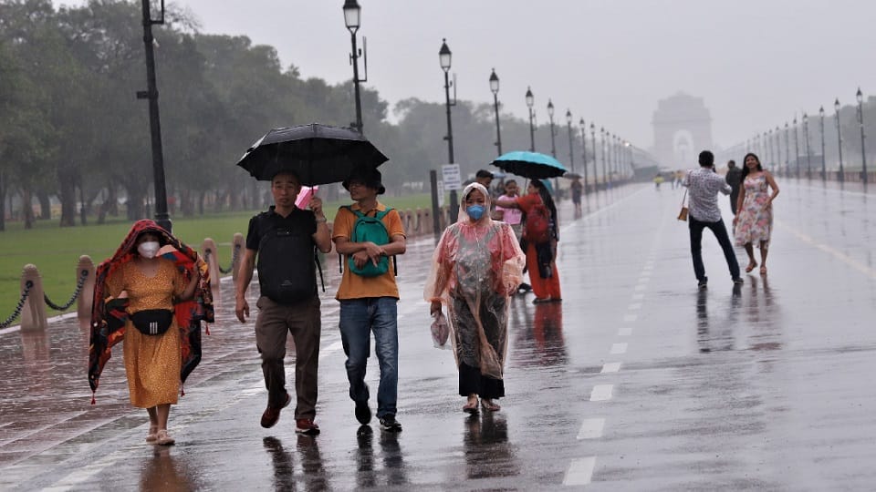 Weather Update Today IMD Delhi Rain Forecast Heavy Rainfall Alert in UP Know Monsoon News Updates in Hindi
