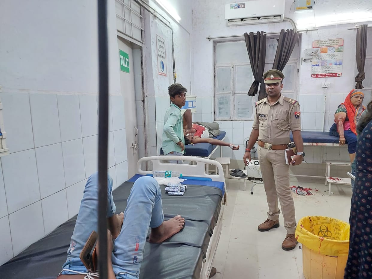 Knife attack in dispute over eating golgappa in varanasi fight between elders in children altercation