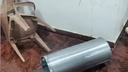 Chhindwara: Uproar in BJP office, young man who arrived drunk, threw chairs by abusing him