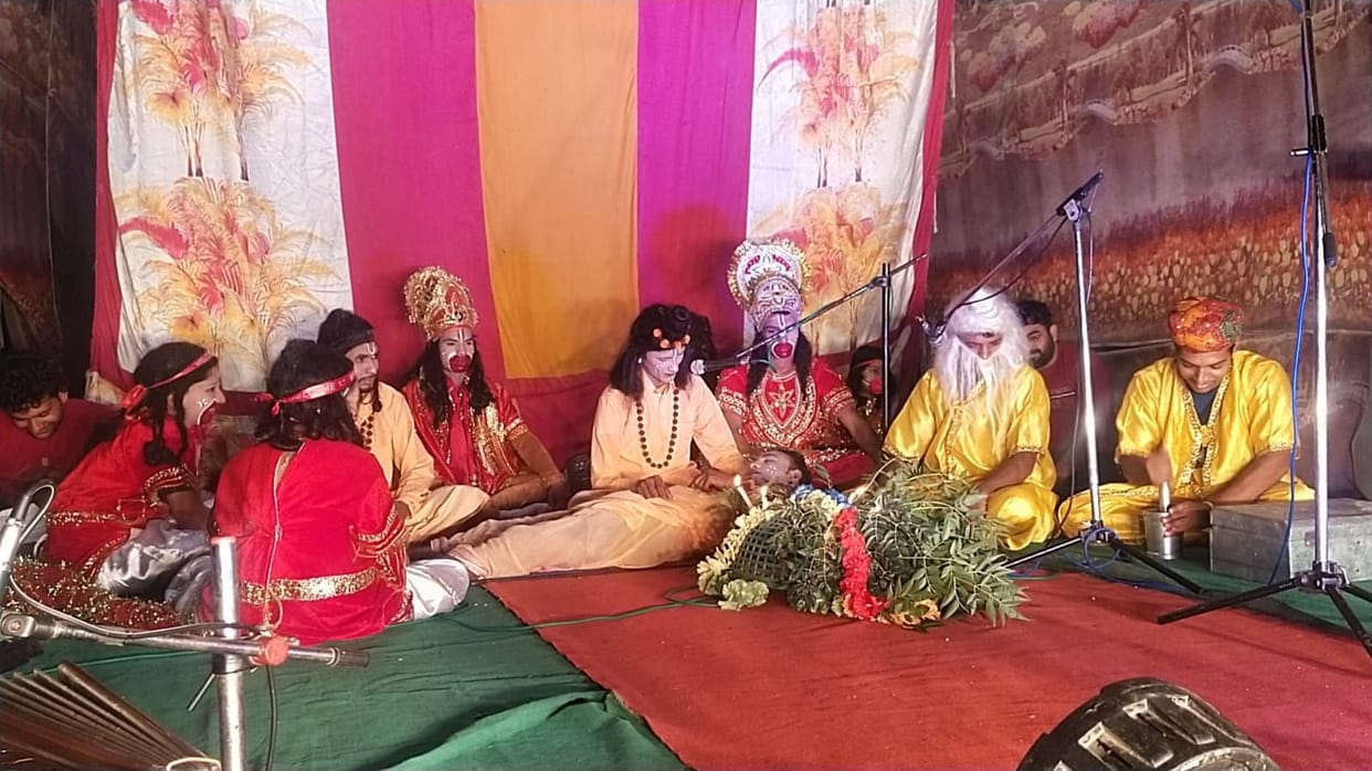 On seeing Laxman faint, the audience became emotional.