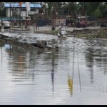 बारिश से जलमग्न सड़क।