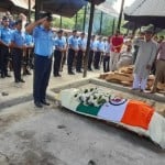 वारंट अफसर को अंतिम सलामी देते वायुसेना अफसर