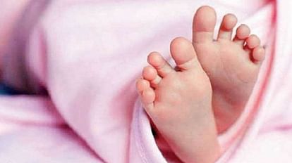 Dehradun Vikasnagar News: Woman absconds after giving birth to a baby girl in hospital toilet