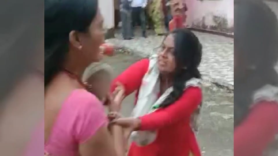 Sehore: Anganwadi workers openly hit each other with slippers