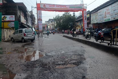 अलीगढ़ : आगरा रोड पर बारिश के बाद सड़क में हुए गड्ढे। संवाद