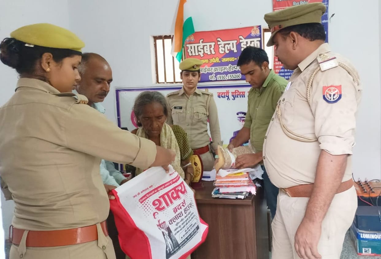 Police brought home the old woman wandering from door to door