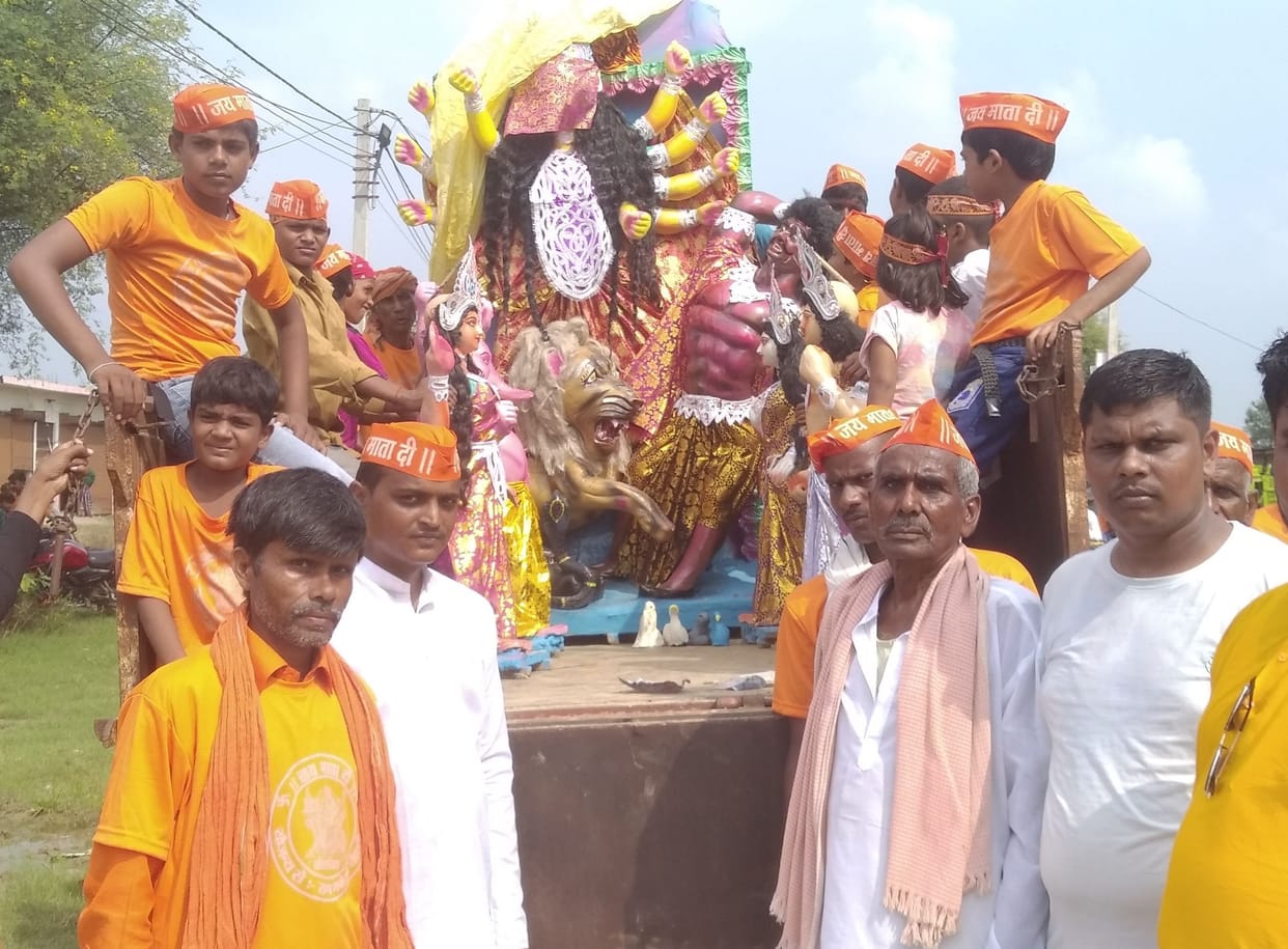 pandal established, idols being brought