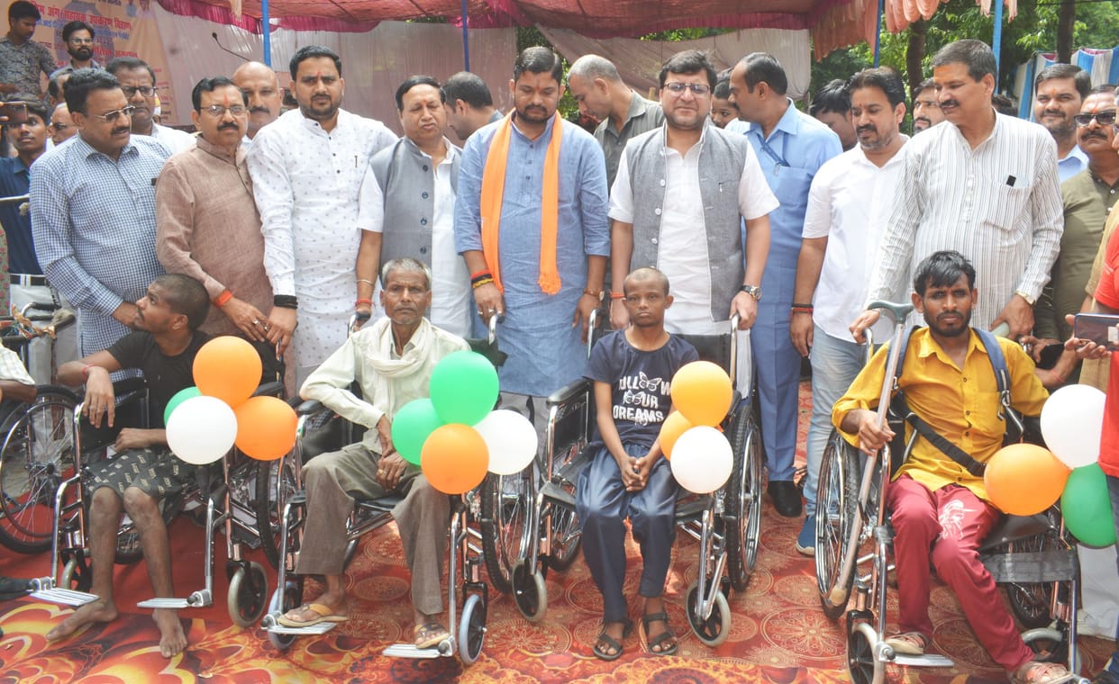 Hardoi, Minister of State distributed equipment to Divyangjan