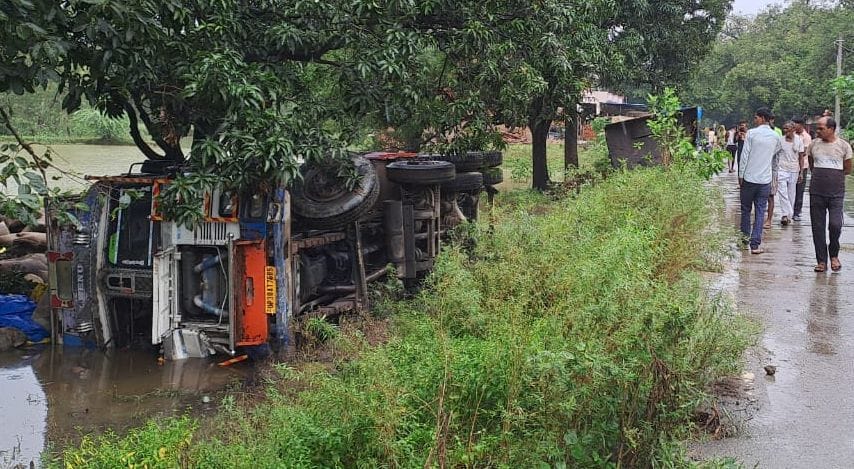 Hardoi, Truck overturned in Khanti after hitting a tractor, three injured