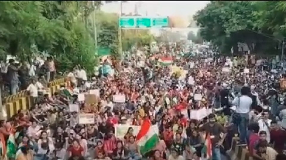 MP News: Youth clamored for jobs in Indore, came out on the streets carrying the tiranga