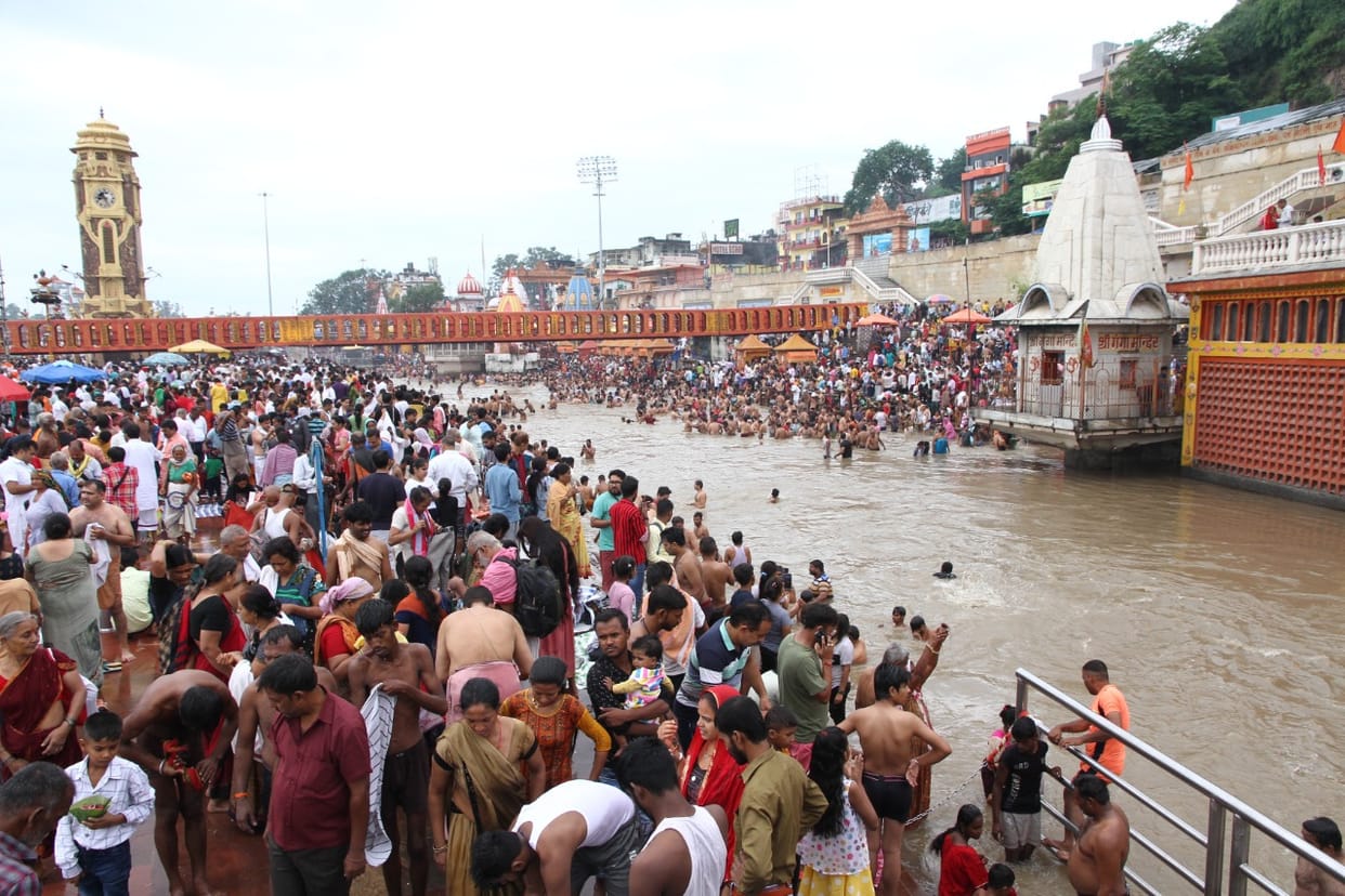 Pitru Visarjani Amavasya Today: Devotees took holy dip in ganga