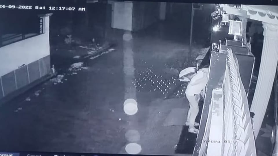 Theft by breaking the lock of electronic godown in Kannauj