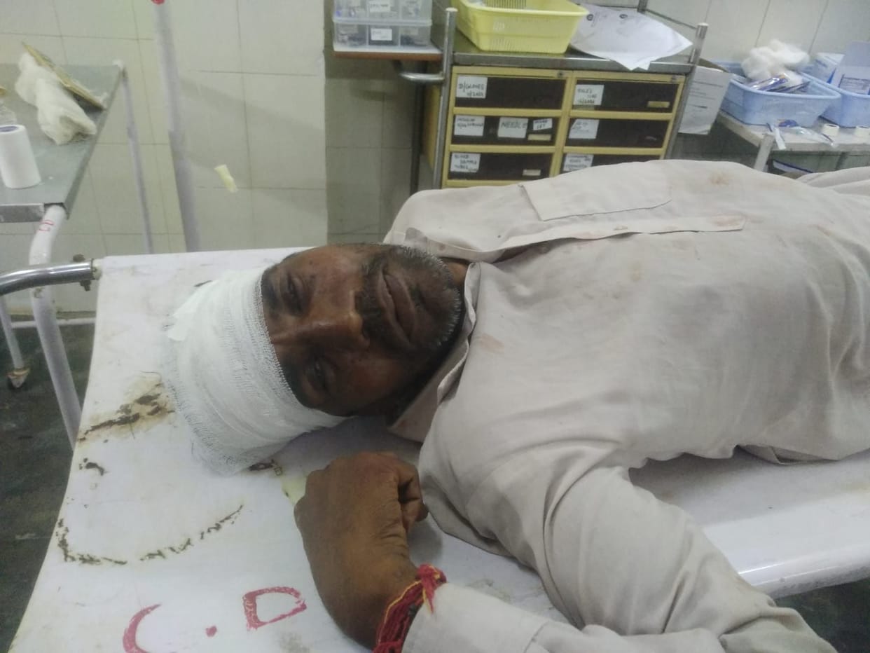 The car of the devotees collided with the tree, the death of the elderly