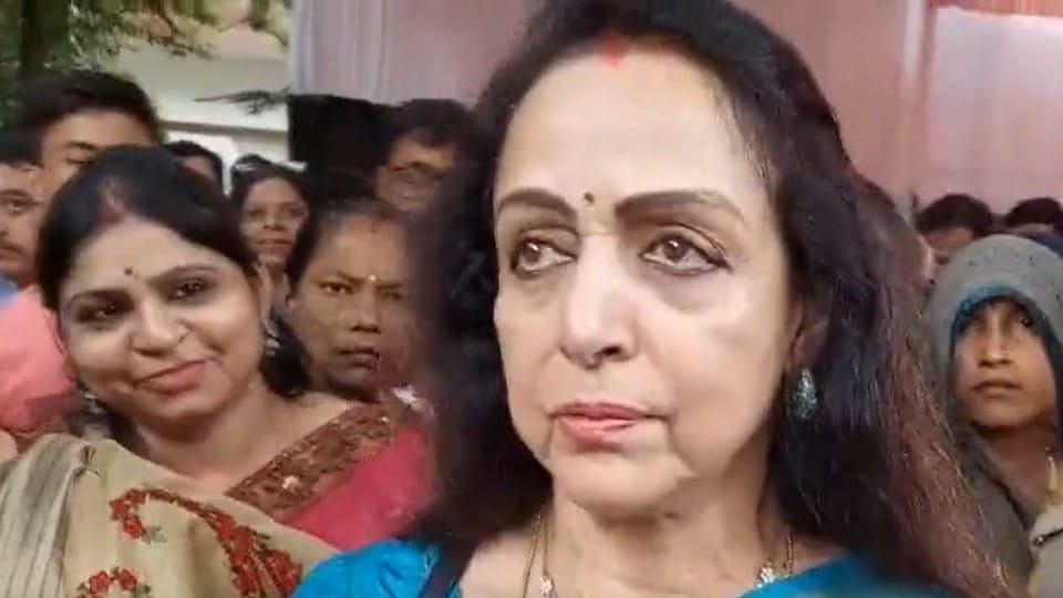 Hema Malini tricycles distributed to the Divyangs without air in the tires in Mathura