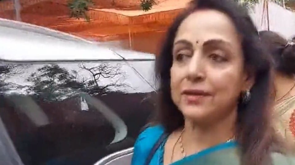 Hema Malini tricycles distributed to the Divyangs without air in the tires in Mathura