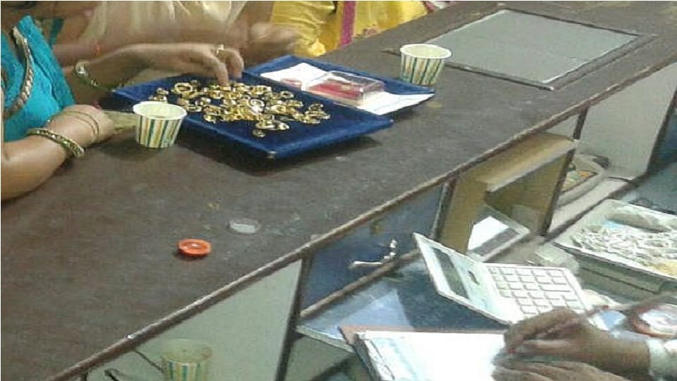 Lakhimpur Kheri Two masked women looted gold ornaments from jewelery shop