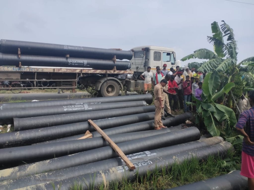 Driver dies after being crushed by iron pipes