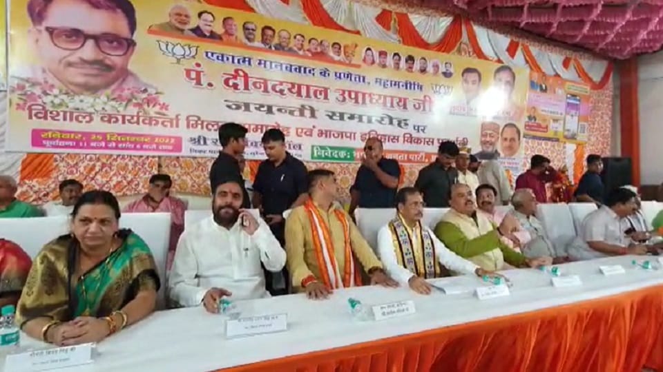activist meeting program in Aligarh Dinesh Sharma said that the locks and people of Aligarh are wonderful