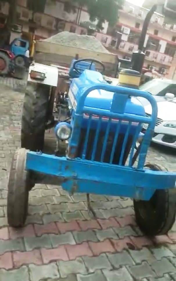 8 tractor seizes carrying illegal sand mining