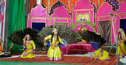 कादरचौक में रामलीला का मंचन करते कलाकार। संवाद