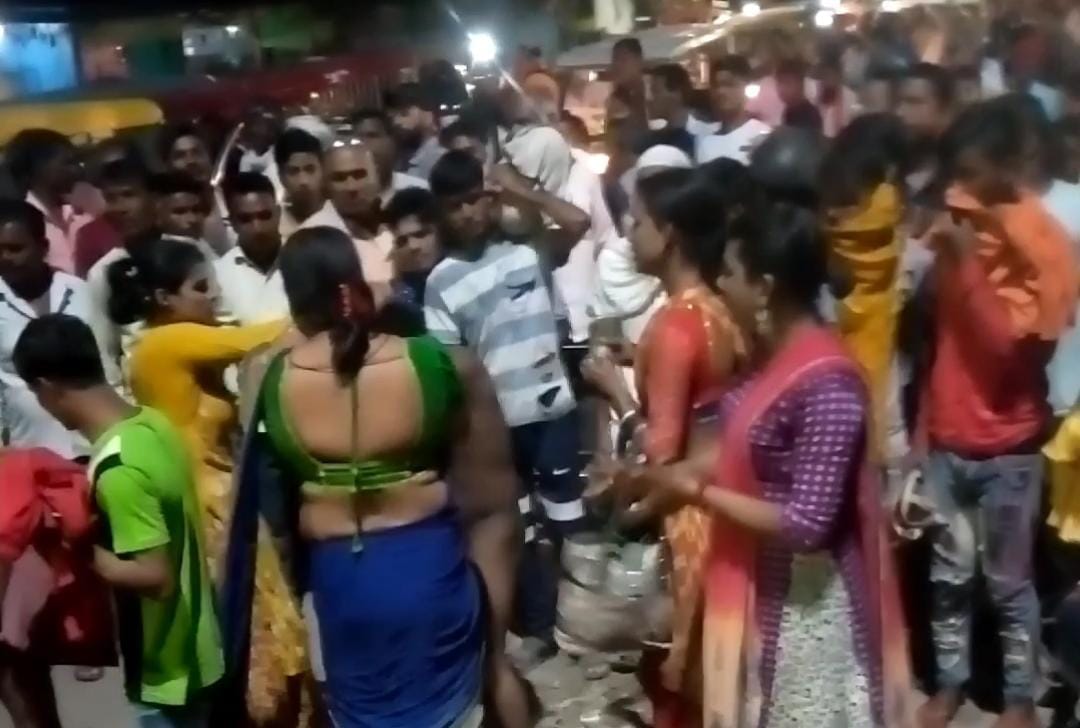 High voltage drama in PDDU Nagar Two group of kinnar clashed in claming real and fake