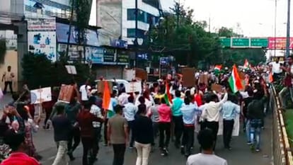 MP News: Youth clamored for jobs in Indore, came out on the streets carrying the tiranga