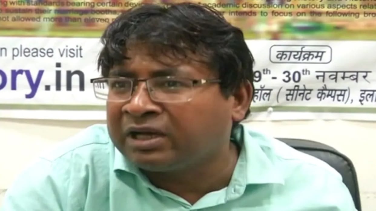 Dr. Vikram teacher of Allahabad University supported the students' movement