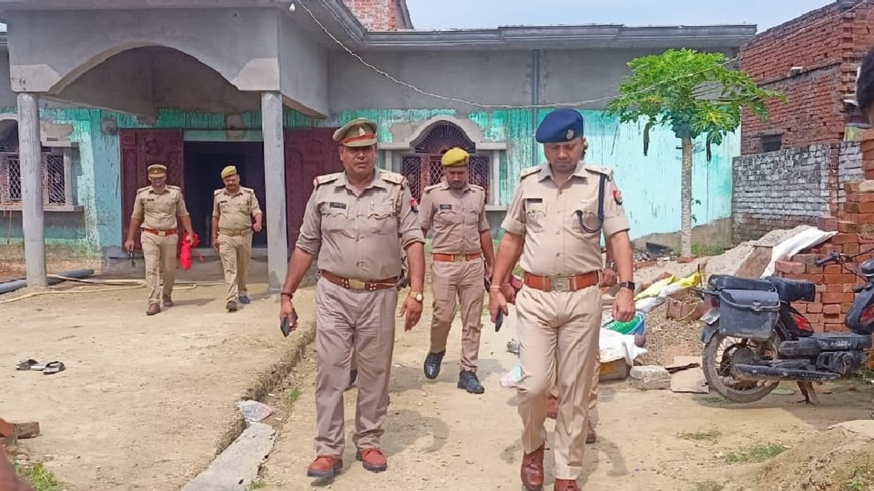 Murder of girl by slitting her throat, attempt to give the form of robbery,