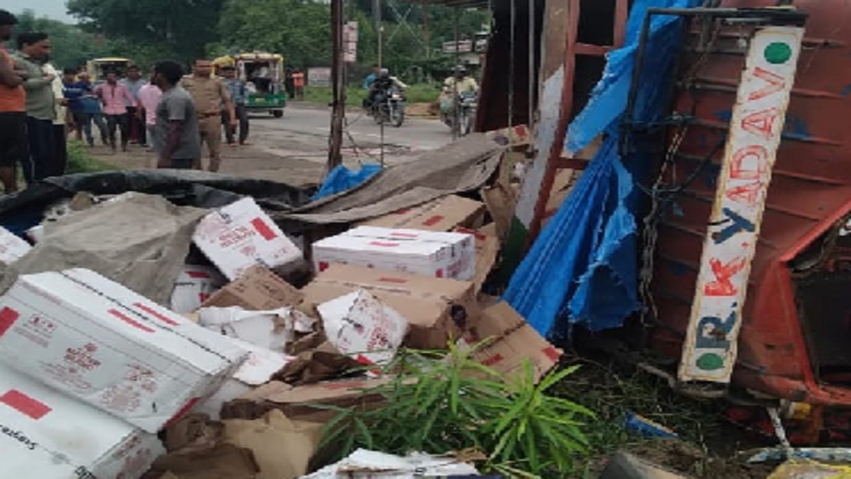 truck laden with foreign liquor overturned taking a chance, people took away the boxes of liquor