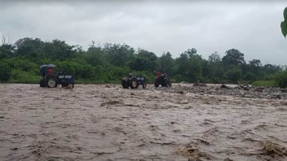 Uttarakhand Weather: Delhi tourist car swept in overflow Drain in ramnagar nainital photos