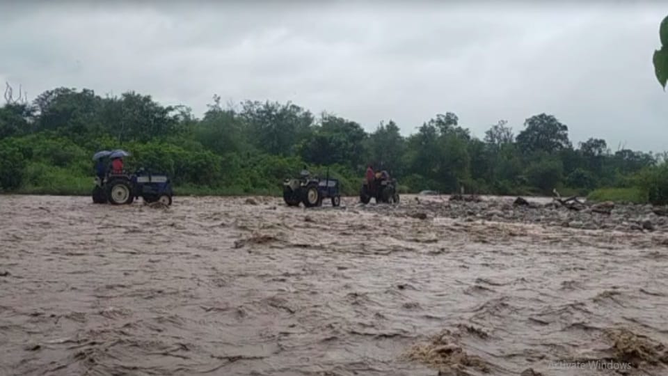 Uttarakhand Weather: Delhi tourist car swept in overflow Drain in ramnagar nainital photos